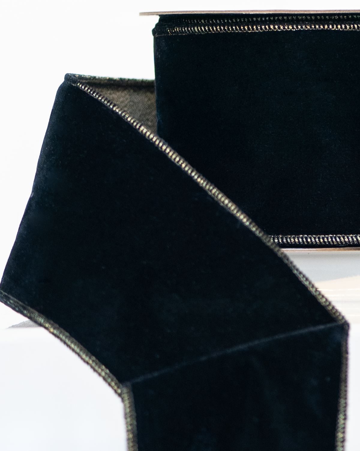 Listón velvet con reverso dorado