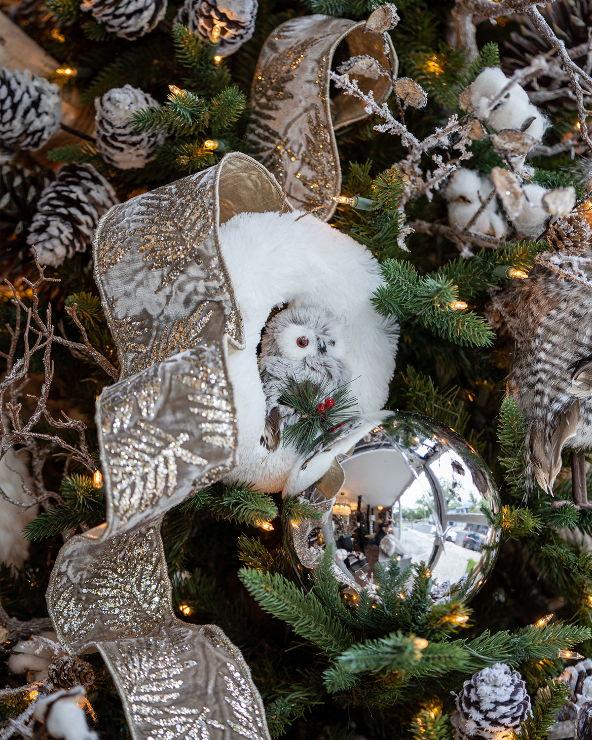 Ornamento de corona nevada y buho