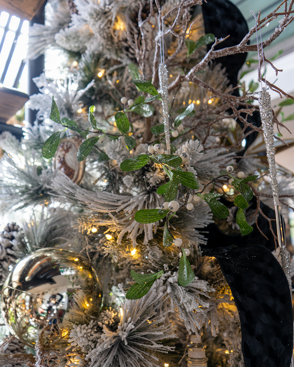 Rama Snowy Mistletoe