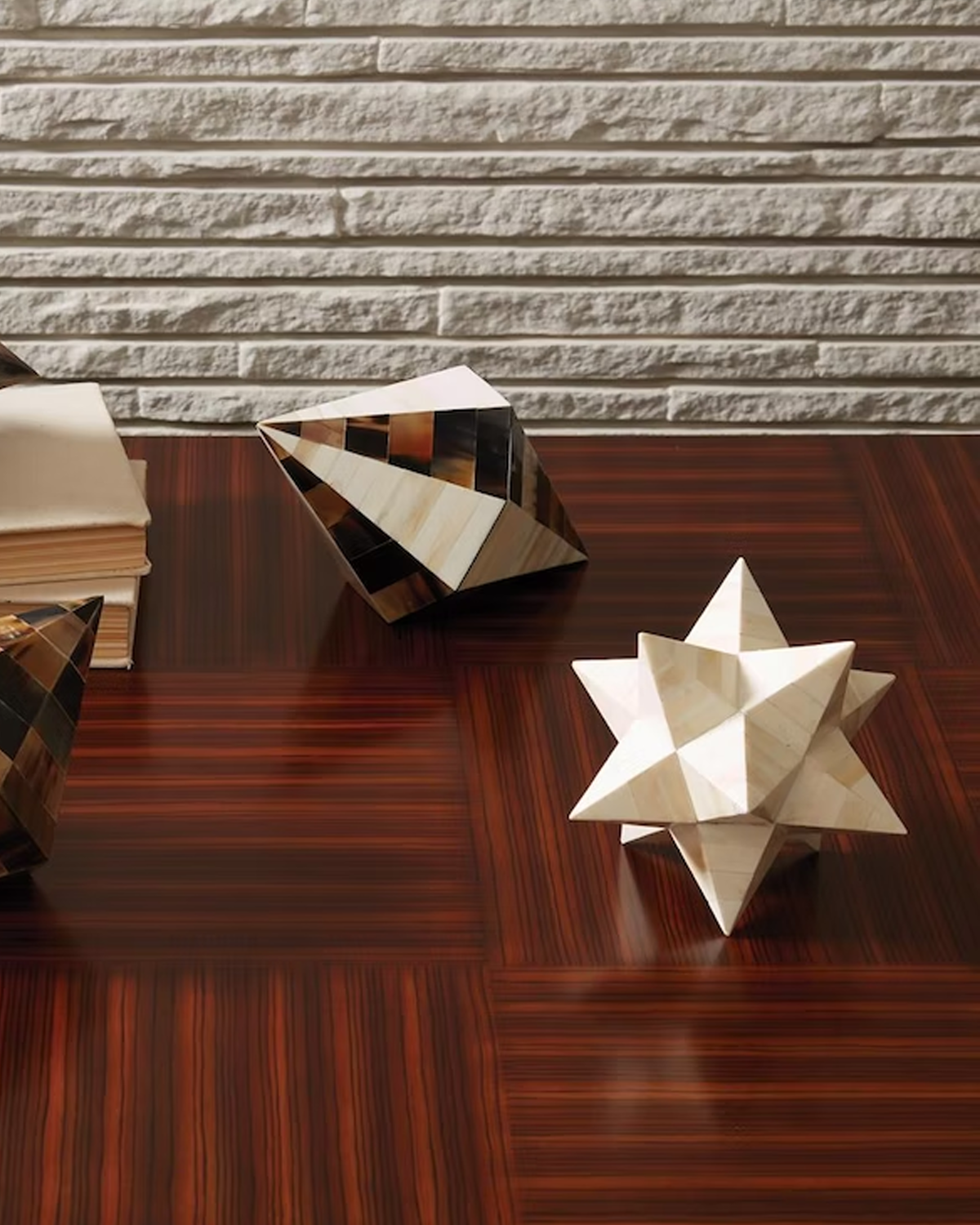 Escultura cono de cuerno y hueso blanco